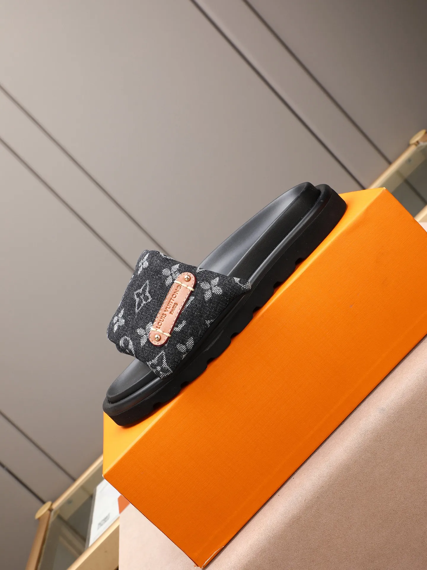 PP360 [LOUIS VUITTON] Louis Vuitton, LV printing, men's and women's slippers are on the market. The drawer box packaging comes with a cloth bag and a card. The upper pattern looks very soft and waxy, and it is a super versatile leg slimming tool. Fabric: imported denim/canvas/old fabric, LV hardware LOGO, official website pattern printing, comfortable to wear, feet: high-elastic PU water table. Sole: foam sole, heel height: about 5cm. Code number: 35-46, 35, 45, 46 are custom-made and non-returnable. Color: multiple colors and styles available.